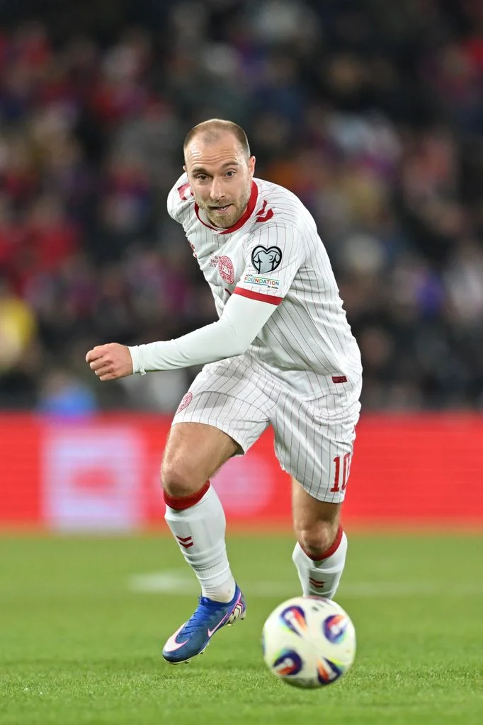 El futbolista Christian Eriksen se desploma en pleno partido cinco años después de sufrir un paro cardíaco