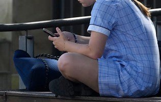 A finales de agosto, reglas en escuelas sobre uso de celulares y redes sociales: Sheinbaum