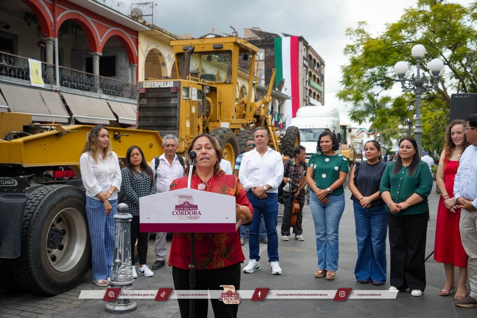 Da Ayuntamiento de Córdoba banderazo a maquinaria de la SIOP para rehabilitación de caminos rurales