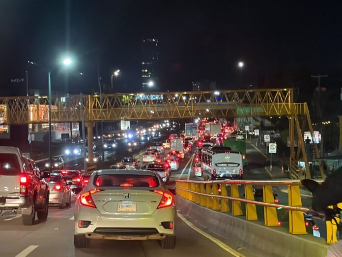 Xalapeños pierden 135 horas al año en el tráfico: IMCO Xalapeños pierden 135 horas al año en el tráfico: IMCO